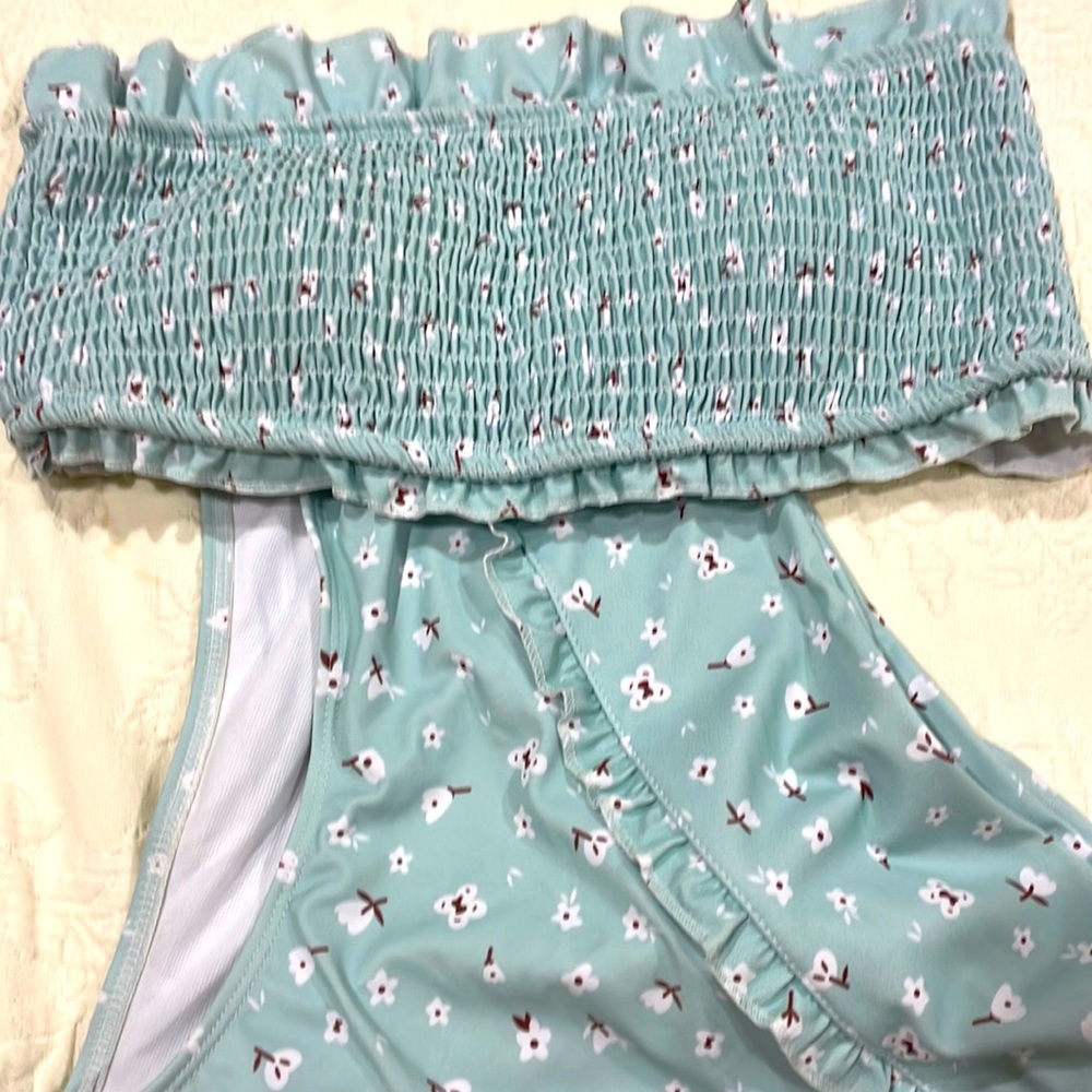 2 Piece , strapless, high waisted flowered swimsuit. Size Medium